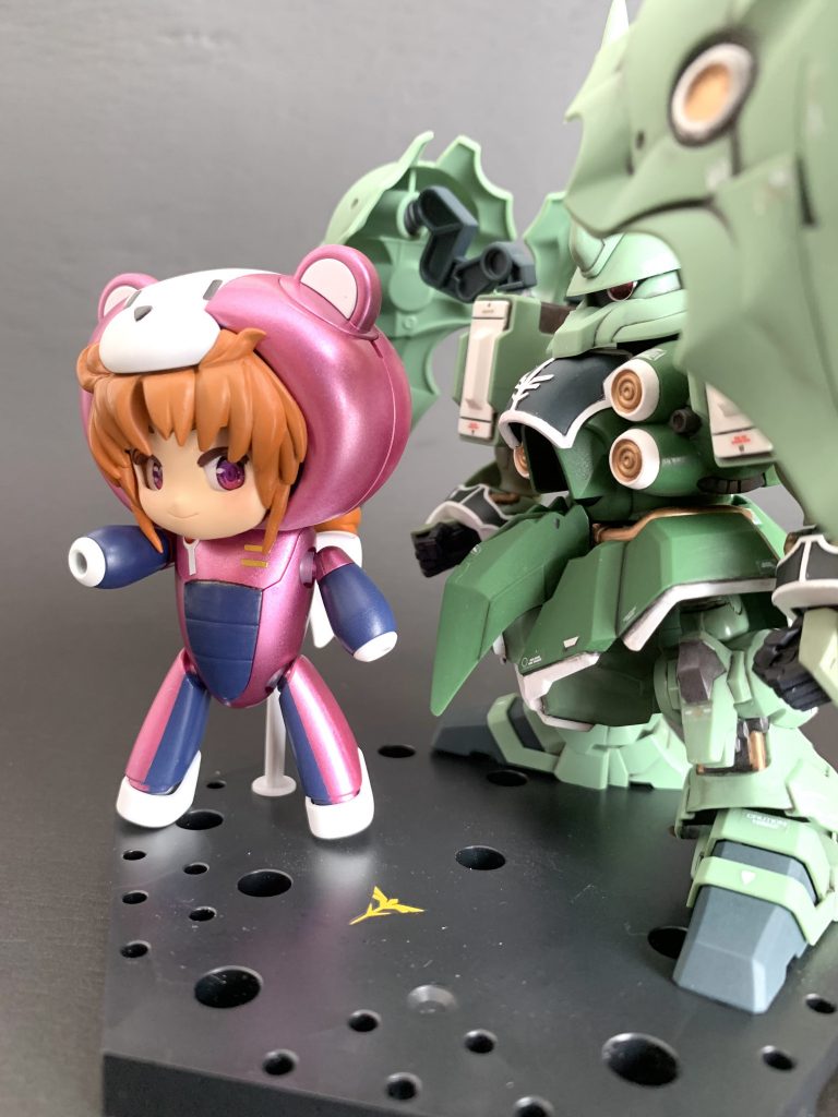 横から ~BB戦士 クシャトリヤを添えて~クシャトリヤのメインカメラ部はピンク色レジンパーツと金属に変え、素組み状態が微妙だったので部分塗装したり削ったり、ハンドパーツを変えたりといじっています。画像の様に隣に置くと可愛いです✨