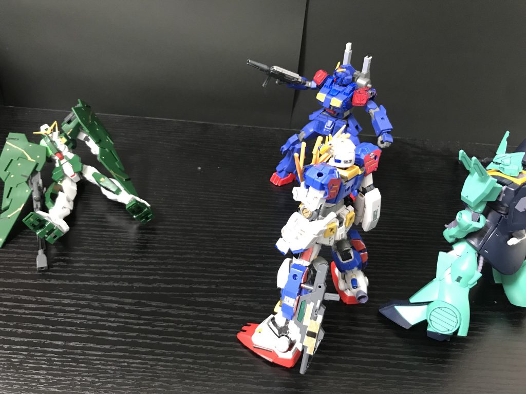 デュナメス「あれ?体が重いんだが…」ウーアオー「言いにくいんだけど太陽炉がちょっとな…多分トライヤルヒィーなんたらの後遺症だろう、僕も起動しないから…」ストカスなっ、なんの話し、してるんだ、さっぱりわからん!あっ!これ英語か!通りでわからないわけだ!デュナメス「ところで俺何年寝てたんだ?、2、3年ぐらいか?どおりでストカス老けたわけだ!」ウーアオー「1日」