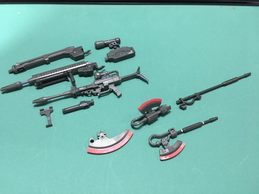 002。ゲルググ用ビーム・ライフルとヒート・ホークの1年戦争期ジオン製武器のセット。 ライフルはグレネードランチャーとフォアグリップを増設できる他、ガトー専用機の試作型、「0080」のゲルググJが使ったビーム・マシンガンにも君替えできます。 ヒート・ホークは大型刃、ロンググリップに加えて、「ZZ」のドワッジが使った両刃式のヒート・トマホークになります。刃が小さめなのは旧HGUCザクのサイズに合わせたからなのか(F2ザク付属品の方が大きかったです)