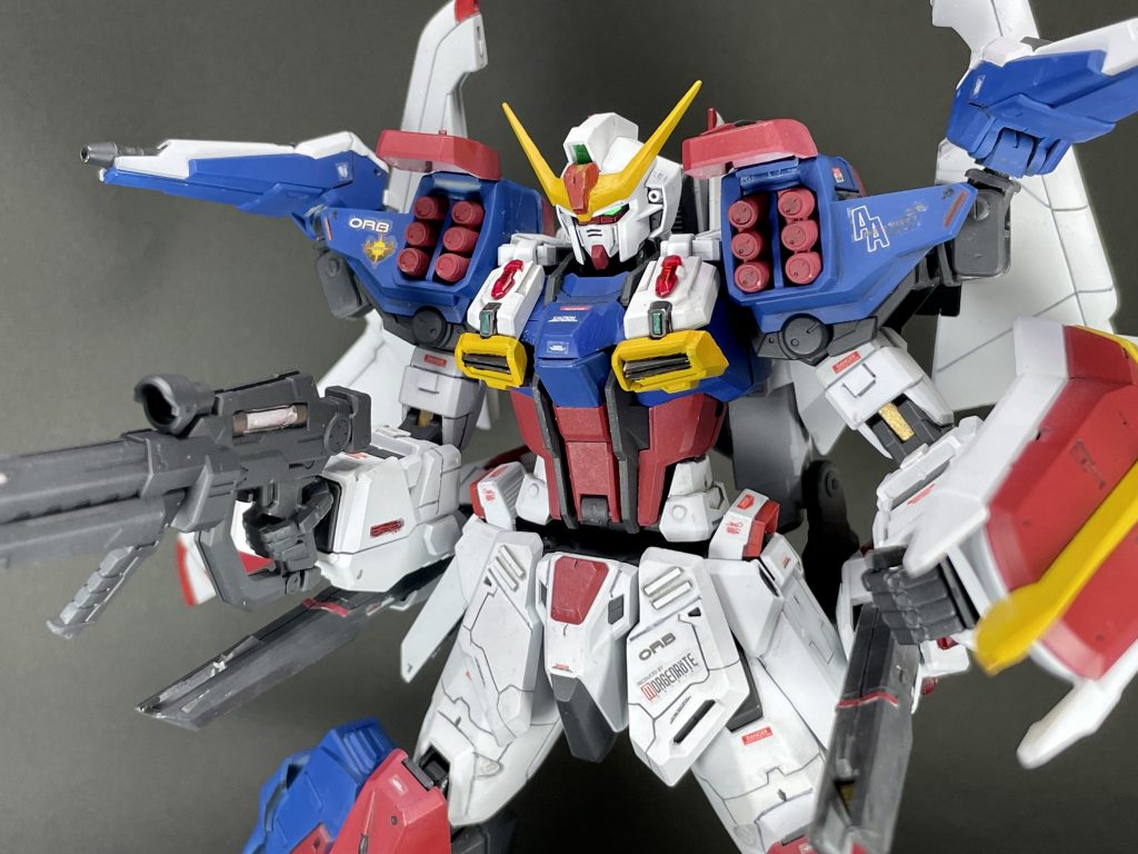 フルバースト状態両肩にビームガンとミサイル、レールガンとビームライフル。肩にミサイルがある分フリーダムより多い