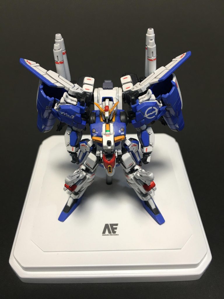 専用台座はいつもの感じで作ったんですが、AEのロゴが野暮ったくなってしまったのでやり直してます。結果小さなロゴデカールでシンプルな仕上がりにしました。デカール作れる人尊敬します！