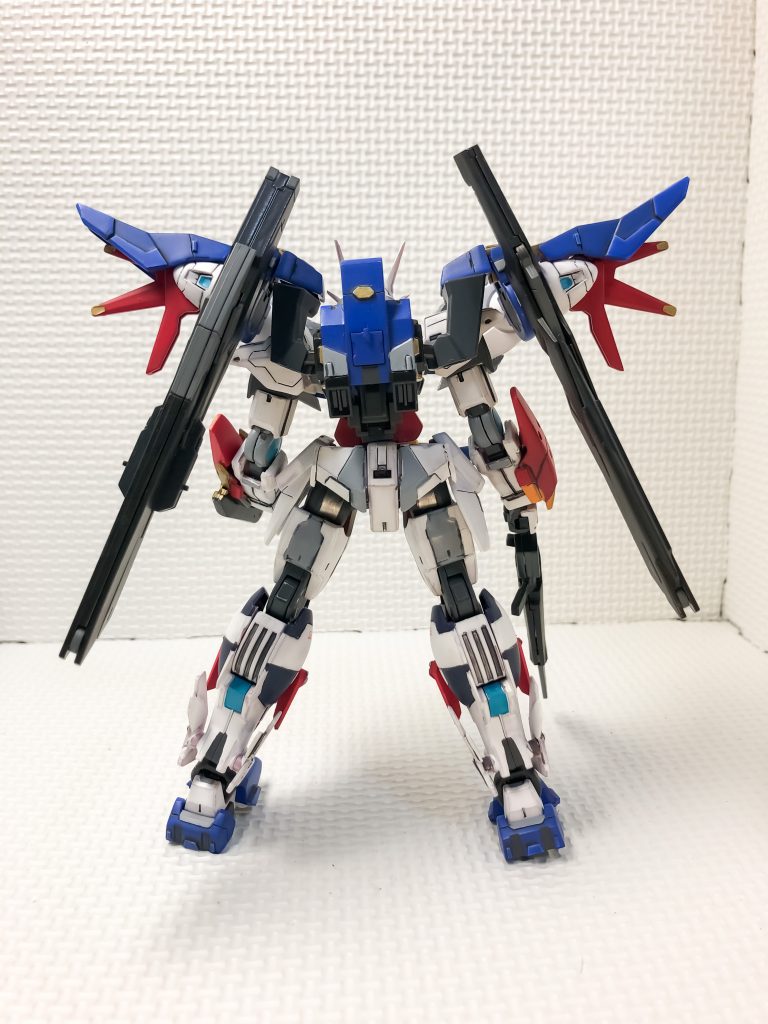 バックからです。プラ板と筋彫りは、組み合わせ使うようにしました。