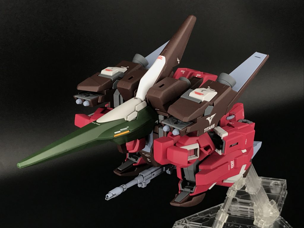 ウェイブライダー形態はリゼルのままだと塗装剥げがとても怖かったので脚をたたんでビームライフルを股間部に取り付け、シールド兼機首を頭に被せるようにして簡単に変形できるように改造してあります。