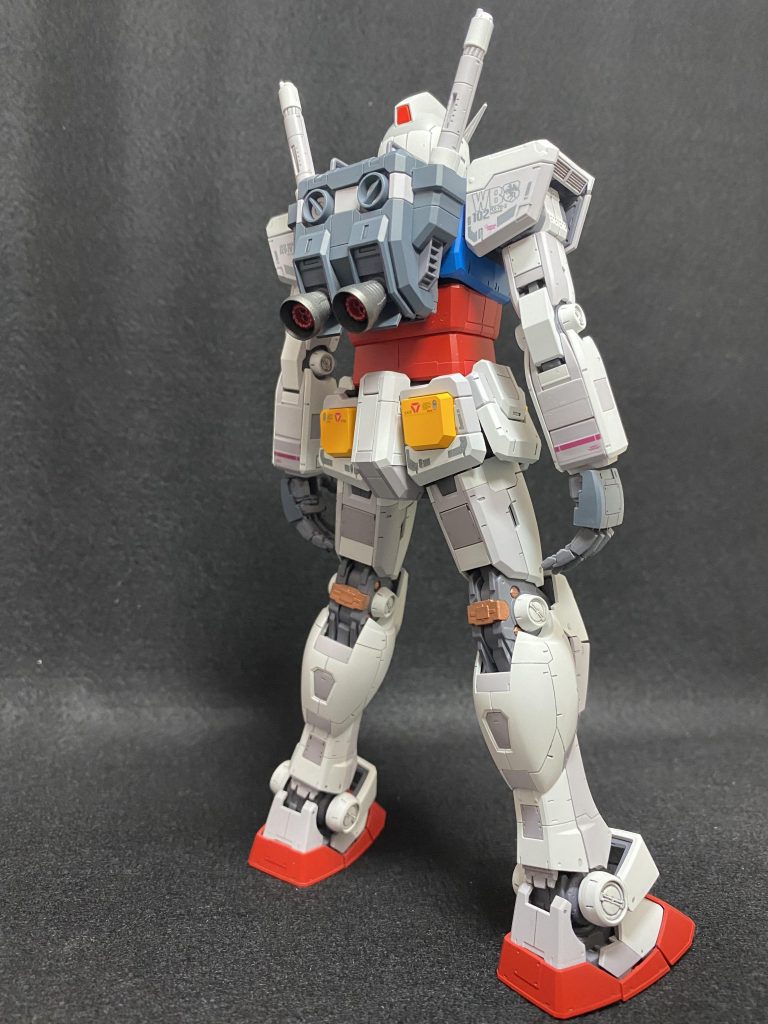 斜め後ろから。バーニアは黒鉄色、内部はメタリックレッドで塗りました。