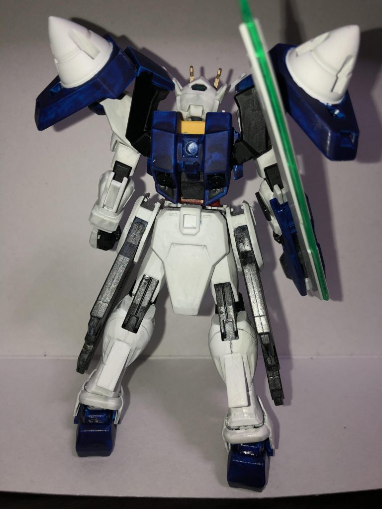 後ろです。今回の塗装も筆塗り……というか、それ以外をやったことがないのですが。青も均一に塗ったつもりですが、濃淡がありますね。あと実は右足の付け根は事故っています。