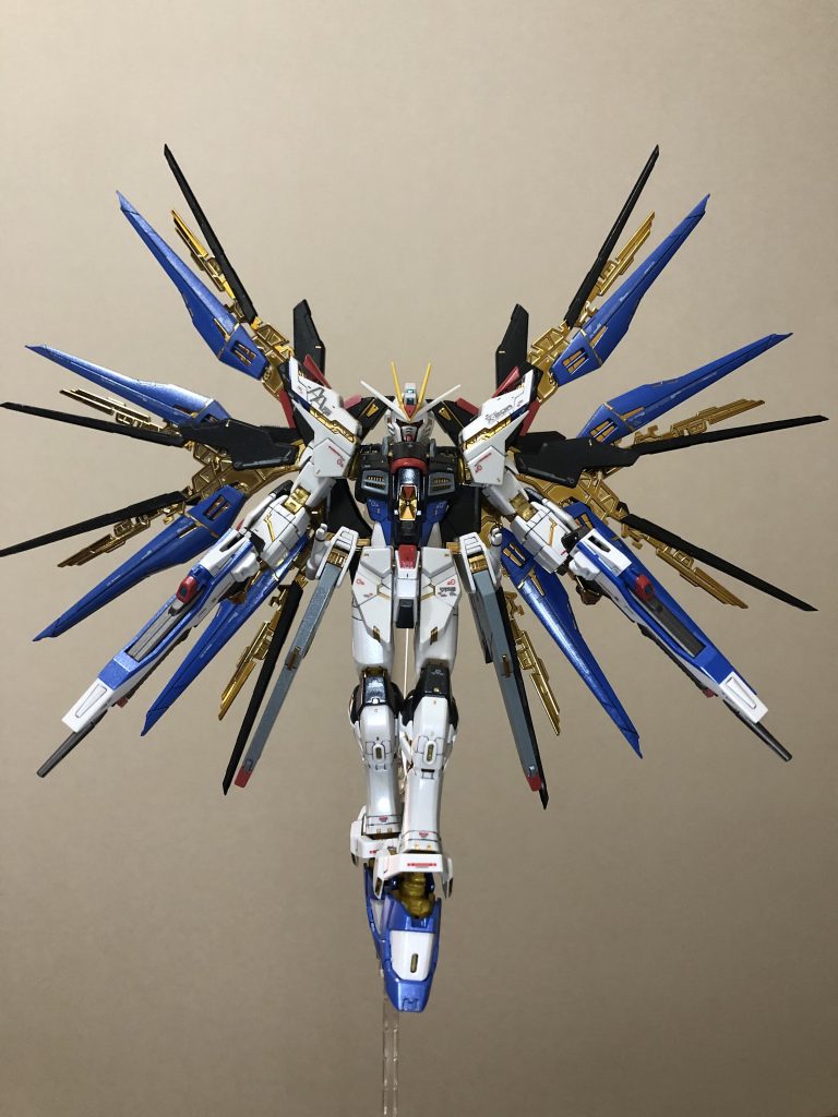 約4年放置した物ですが何とか完成しました。ホワイト、アンテナの黄色、レールガンのグレーは成形色で理想的な色だったのでプレミアムガラスパールでコートし、黒、青は塗装した上からプレミアムガラスパールとEXクリアでコートしてあります。