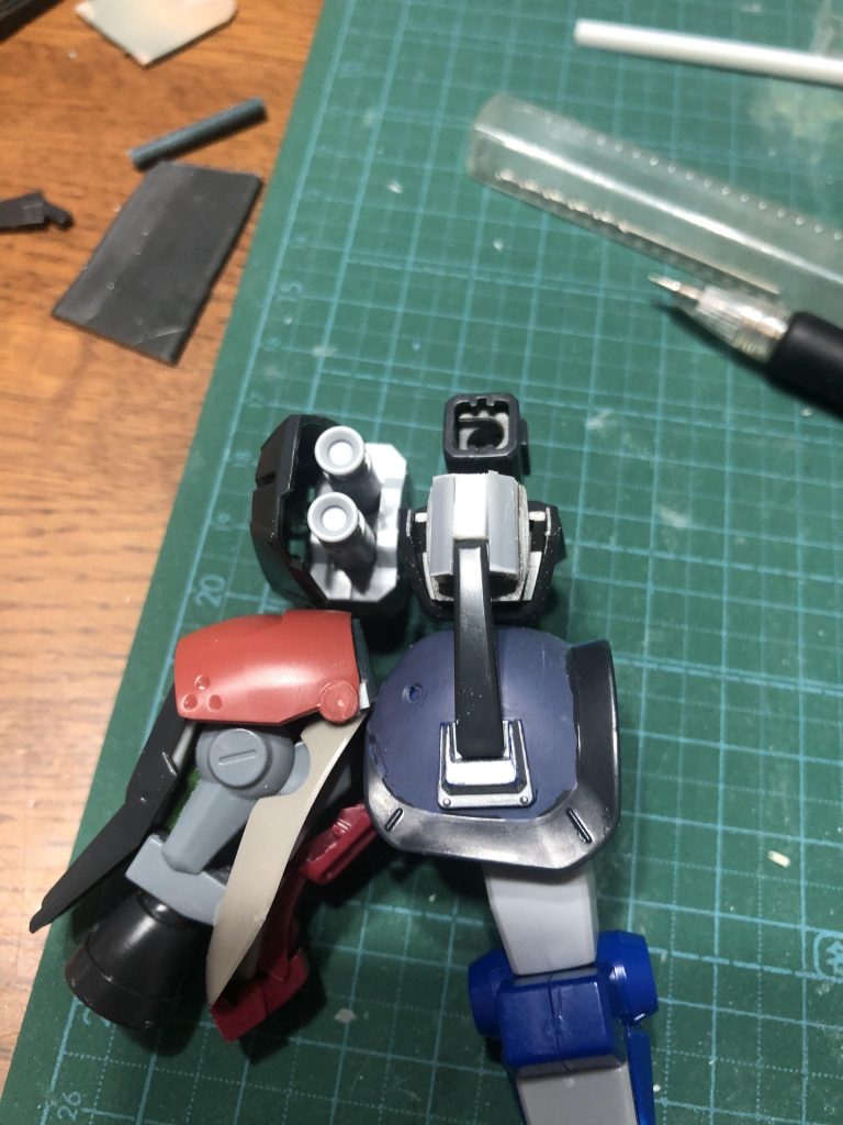 腕部はゼクアインそのままで、スラスターとミサイルポッドを追加する形に。スラスターは、グフの足と腕パーツを組み合わせて、メッサーの背部スラスターカバーを切断して取り付け、ミサイルポッドはビルダーズパーツと、MG百式壊の余剰になる百式の腕部の組み合わせ。