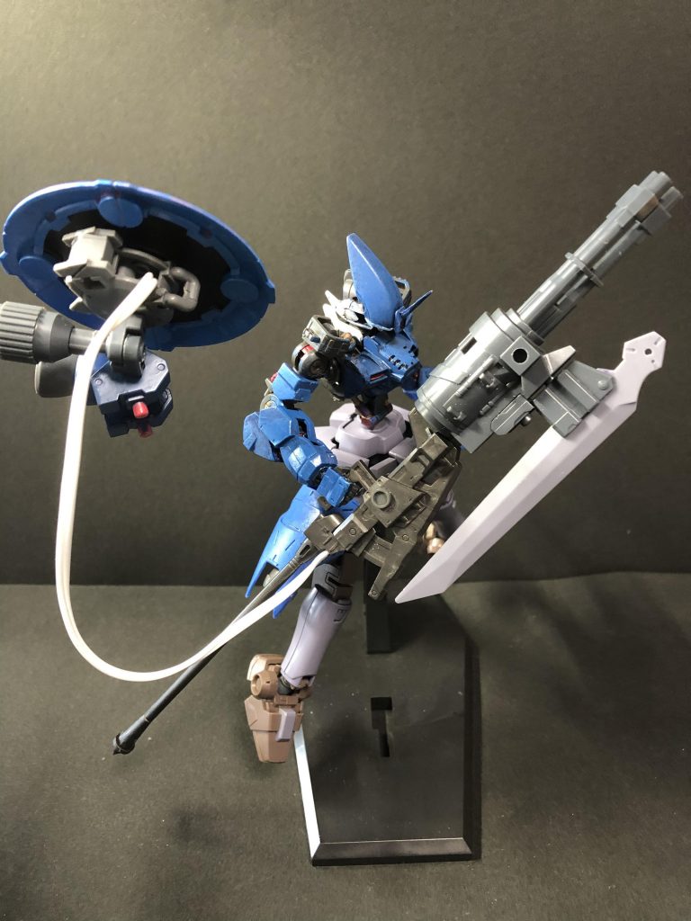 制作工程を残していませんでしたので、あまり考えてはいませんが、武器の紹介と、ポージングに使います。笑モチーフにしたのは、Gレコのヘカテーのプラズマ・サイズです。前述の通りですが、エイハブリアクター3基と直結されており、恐らくヴァイエイトのビーム砲の破壊力を、物理に置き換えられるのではないか。という設定です。笑すみません、何のパーツを使ったのかは忘れてしまいましたm(_ _)m