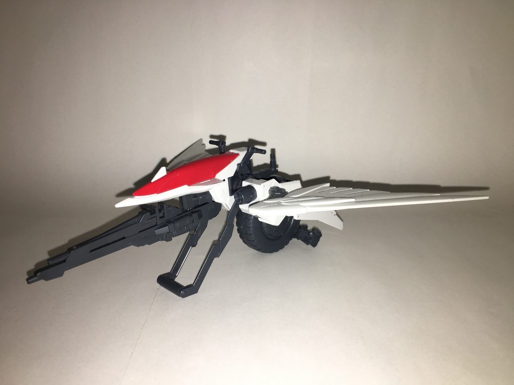 モビルチェイサー「アクイラ」、正面。地上や水上を高速で走るために製造されたMS用のオートバイ。アクイラはそれらの地形に加え、空中を飛び回ることもできる。使用機材はメテオホッパー、ウイングガンダムフェニーチェ、そして、ウイングガンダムゼロカスタム。