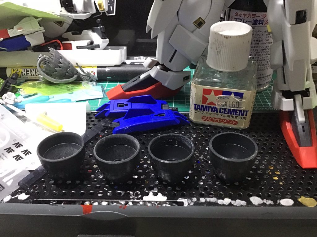 バーニアは内側をまずデザインナイフで薄く荒加工、それから荒目のヤスリで縁と内側の形状を整えていって、最後に仕上げといった感じで薄く見えるよう加工してます。