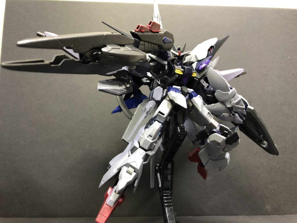 マレディクスィオン（malédiction）は、呪いや呪詛を意味します。プロヴィパイロットのあの人も、異質や疑念はやがて憎しみになるみたいなこと言ってましたよね…。（私のめっっちゃ好きなキャラです笑）