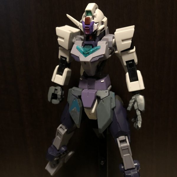 コアガンダムを自分好みに改造中です。実はベースのキットというものがなく、某黄色い潜水艦がトレードマーク兼店舗名のお店から、頭、胴体、両腕、両脚のパーツをバラバラで購入して組んでいます。ちなみに、頭、両腕がマーズフォー、胴体がヴィートルー、両脚がアルスです。鉄血メカ好きなので、腰、両足の付け根のパーツをガンダムフレームに置き換えています。頭のバイザー風のパーツはグレイズアインのあの黄色く光ってる部分です。(あれモノアイじゃないよね、、？笑)左腕のみ、アスタロトの左腕を模したアーマーが完成しました。難しい加工は特に無く、マーズフォーの腕アーマーにアスタロトのパーツを切って貼ってしています。（1枚目）