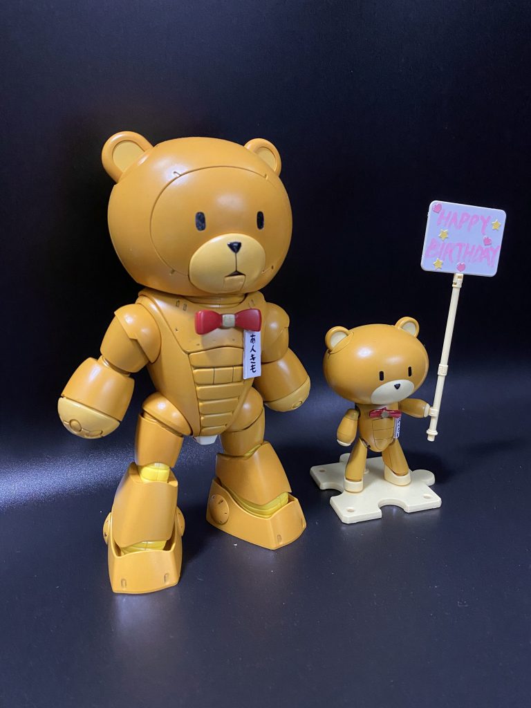 そらちゃんのマスコット熊の「あん肝」くんです。HG ベアッガイⅲを使用してます。またプチッガイのプチあん肝も作りました。胸の蝶ネクタイは元の背中につくリボンパーツを切ってネクタイにしてます。端材でプチッガイのネクタイも作ってます。あと名札はプラ板にシールを貼って手書きです。プチッガイを背中に乗せられますが、ちょっぴり重たいのでバランスに注意です。また足の裏に名前を書いてます。(後述)