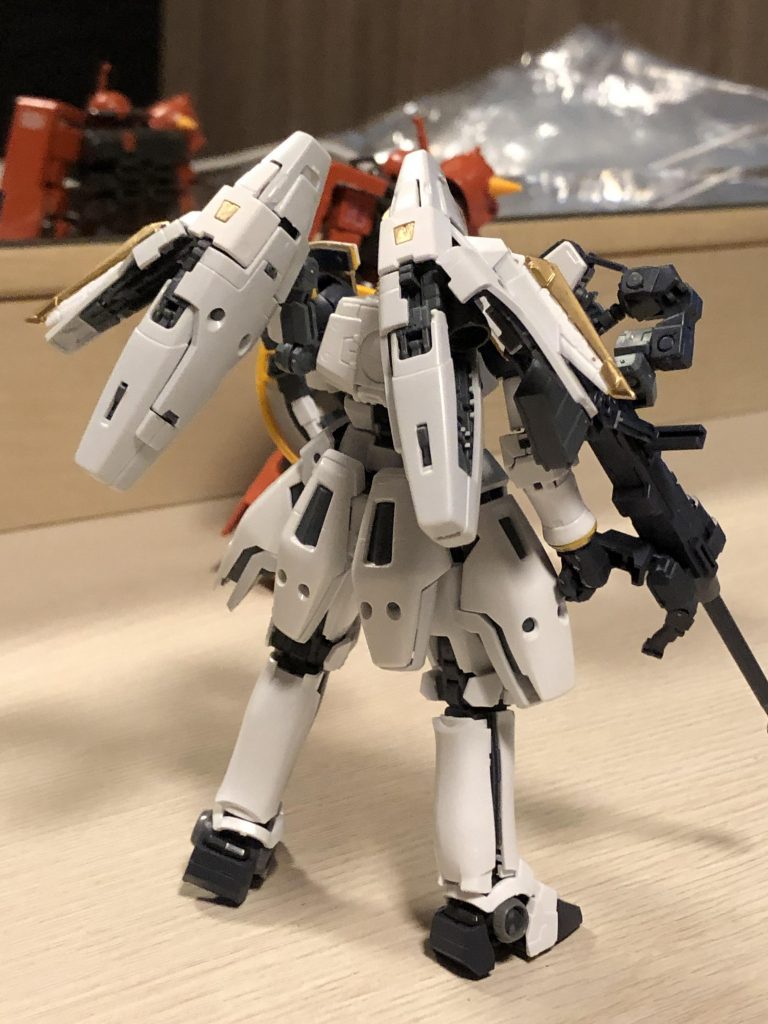 バックショット。背中の特徴的なバーニアがかっこいいですね。