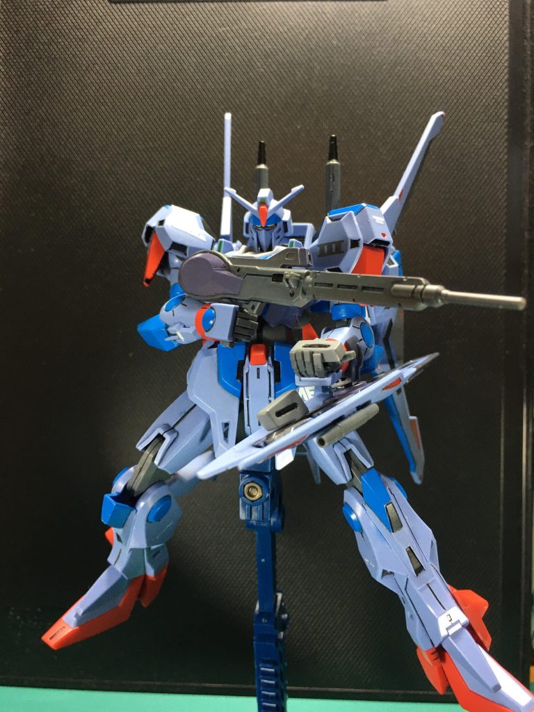 ビーム・ライフル(長)のEパックは着脱式で、シールド裏に装備したものと交換が可能です。キットそのままだと薄べったくてメガ粒子がそんなに入ってないように見えるので、0.4mmプラ板で外側にそれぞれボリュームアップしています。