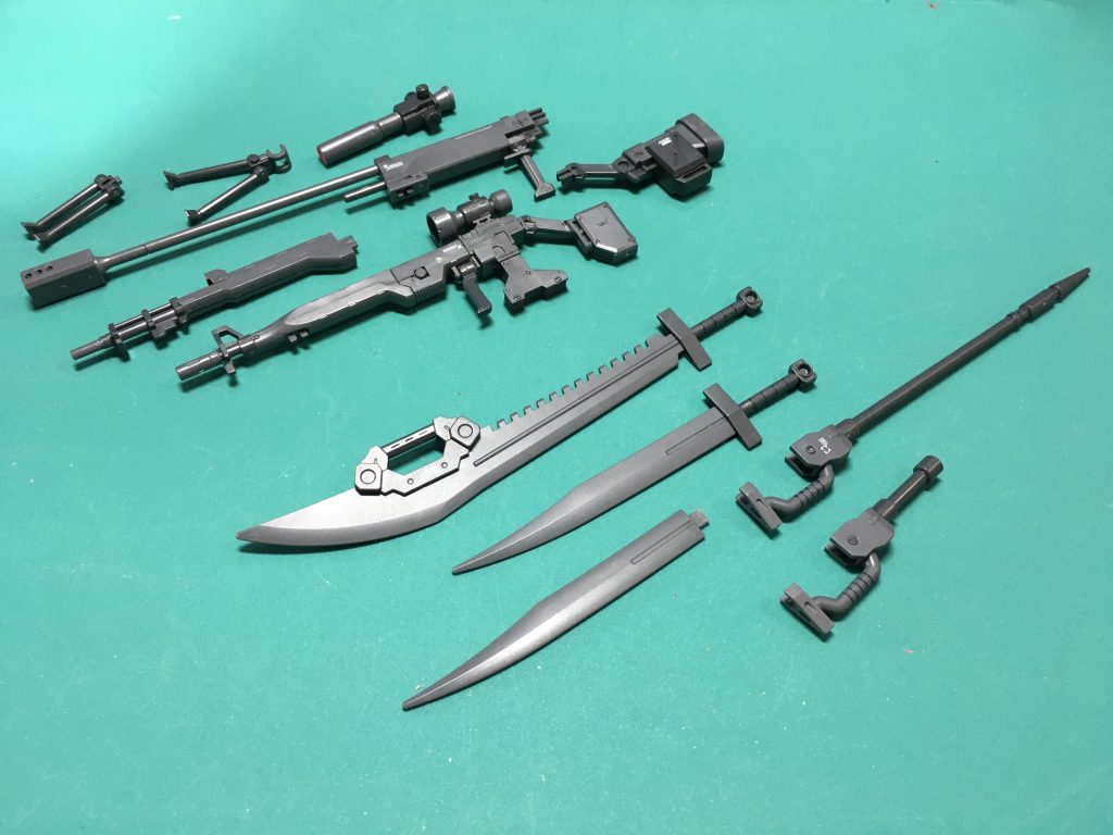 004。「08小隊」特集なロングレンジ・ビーム・ライフルとヒート・ソードのセット。  ロングレンジ・ビーム・ライフルはジム・スナイパーやジム・スナイパーⅡ(ホワイト・ディンゴ仕様)と同形で、オリジナルの連射タイプと超長距離狙撃仕様に組み替えられます。 ヒート・ソードはグフ・カスタムやフライトタイプ付属品と同形。両刃型やロンググリップの薙刀タイプ、「ミッシングリンク」のイフリート(ダグ・シュナイド機)の使用した大型刃の組み替えパーツが付属します。2本作れるのも嬉しい。