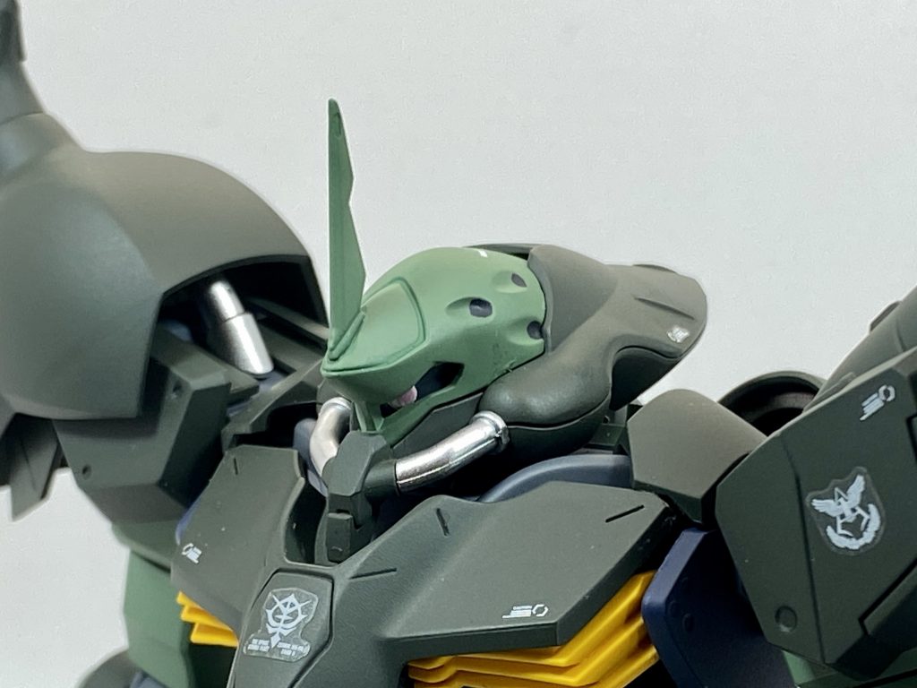 ミキシングに使ったのはMGザクファントムのパーツです。スケールが違いますがメッサーが大型の機体なのでサイズはピッタリでした。