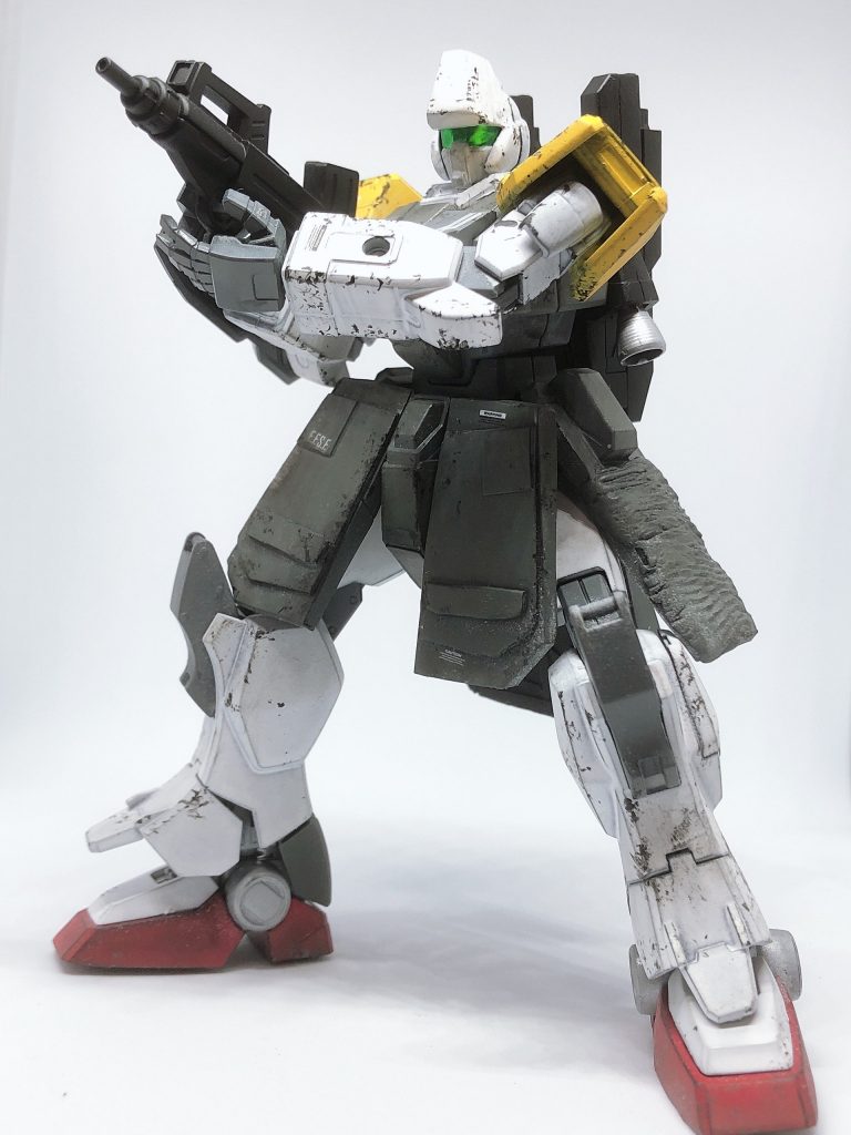 兵装は、従来の100mmマシンガン、180m m砲、ビームサーベルの他に寒冷地用マシンガン、ブルパップマシンガンも所持し、両腕にはシールドを装備させることで相手の攻撃を受け付けず制圧することが可能になった非戦闘時はウエポンコンテナに収納可能