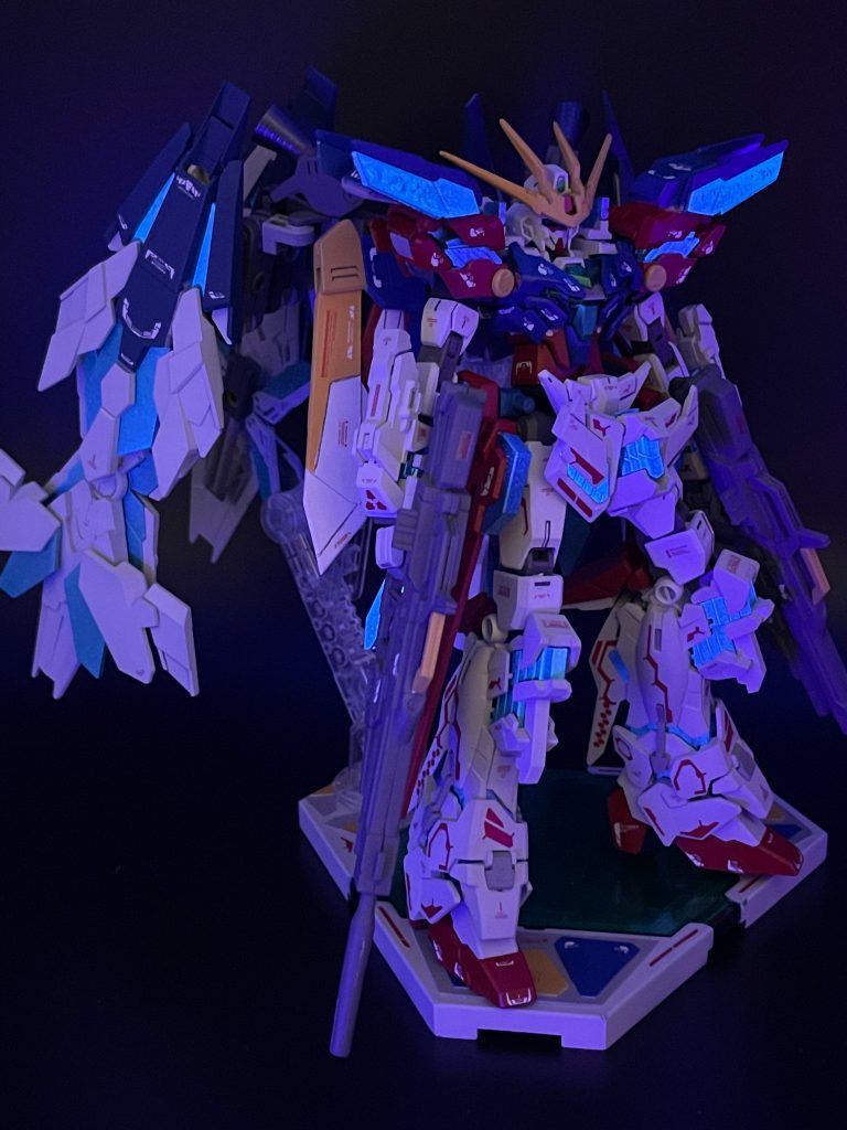 サイコフレームはブラックライトで発光スプレーしてあります( ´ ꒳ ` )ﾉ神秘的！今回はリライズコンはコロナの影響もあってか在庫も限られたため半分以上はユニコーンですがきちんとコアガンダムがメインになり、ミキシングとしてカッコ良さと発想のマッチが難しい作品となりましたが納得いくような仕上がりで満足しました(´-ω-)ｳﾑ以上、リライズコン用ガンプラ「ウィングガンダムRX-zero」でした(≧▽≦)ゞ