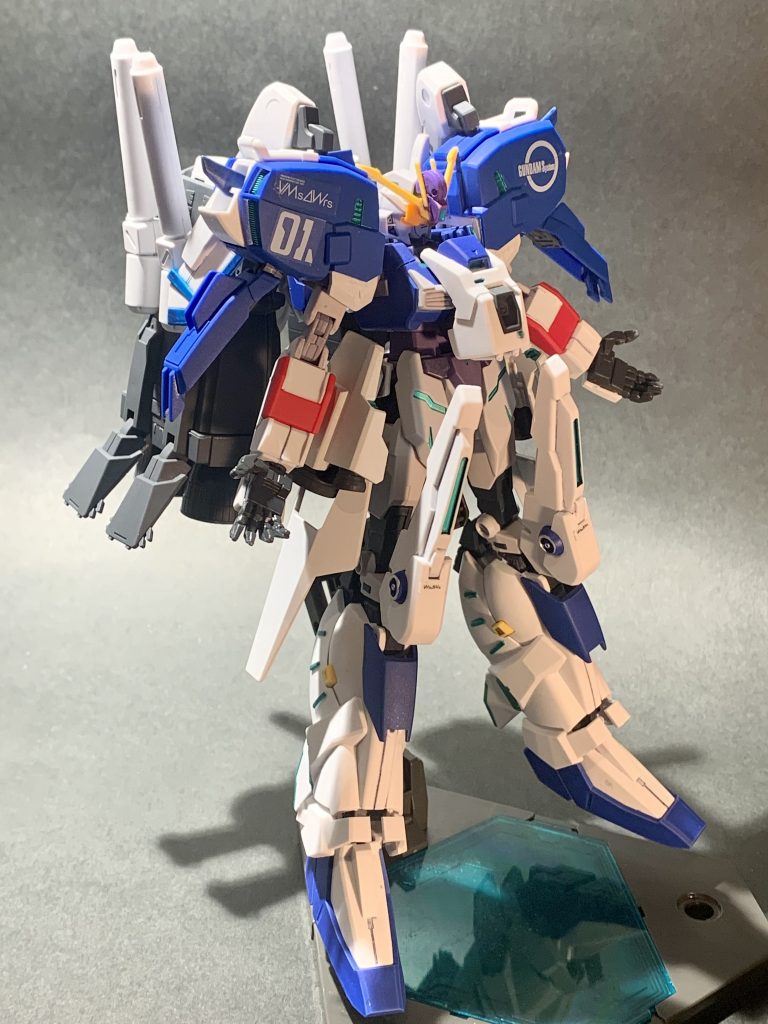 オリジナルアーマーを作るときは、膝部分の細さをいかに誤魔化すかがポイントだと思っています。足の接続を深めに加工すればいいのですが、今回はリフレクターインコムと腰サイドにつけたリゼルC型の腰部スラスターで見栄えを調整したつもり。本来なら、EX-Sのビームガンやスマートガン用のアームがつきますが、バランスがよくなかったのでオミットしました。その分、オリジナルよりも機動性が向上しています。