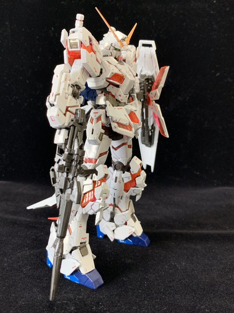 ・・・が、白ベースなので写真だと艶感がイマイチ伝わりにくいですね(^^;;自然光の下で見ると分かりやすいのですが、一応ゴールド系のミラーパウダーを使って、白＋ゴールドの光沢を出してます。