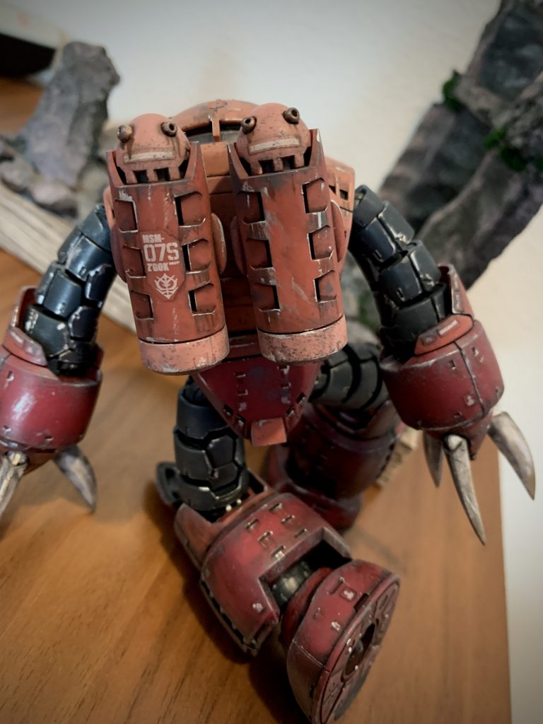 背面。リアルスティックデカールは全ては使わずに要所ポイントで貼り付けています。余白は極力切り飛ばしました。バックパックや腕部には銅色のビーズを使用しています。100均のビーズはゴールドやシルバーなど多色セットで売っているのでお勧めです。