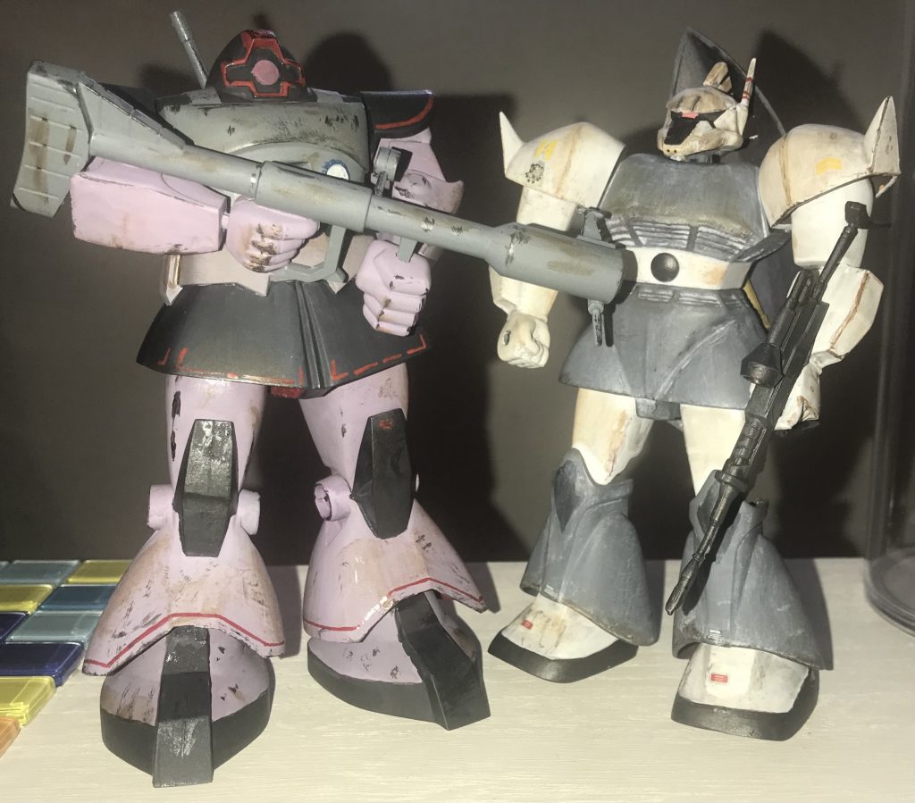 以前作った後継量産機と並べてみました。こちらもついでにリアルタッチマーカーを試しました。ドムは足の角度の調整だけで十分でしたね。