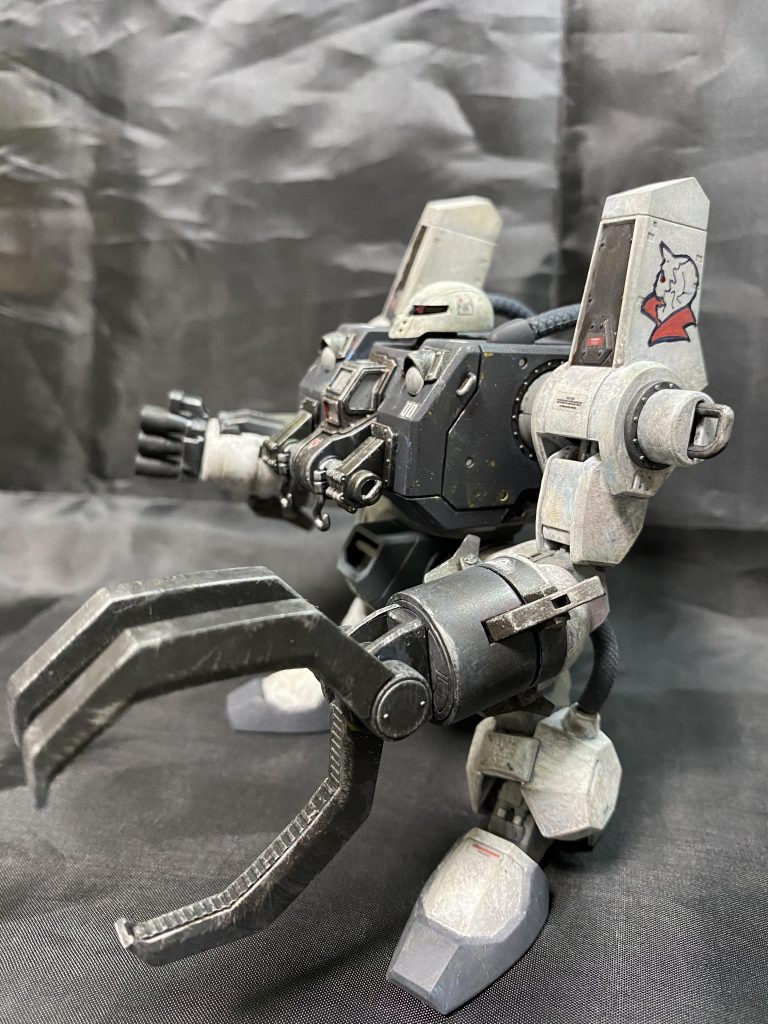 左側面!カスペン大佐の左腕の義手に合わせて元々の右腕のグラップルクローを左に。整備兵のせめてもの皮肉!飛び道具も準備せよとのお達しに右腕にプロトグフのフィンガーバルカンを。