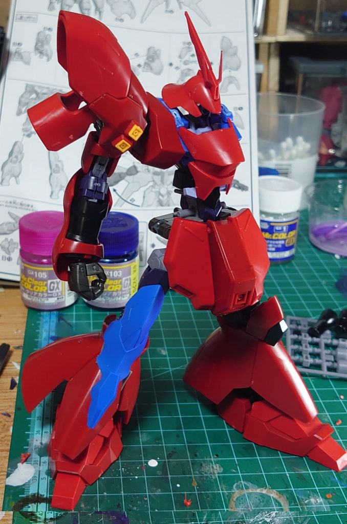 制作写真一番苦労したのはアルスとサザビーの体格差でした通常のドッキング方法だとどうしてもチンチクリンなサザビーになるのでご覧のようなアルスの胴体をそのままサザビーの腰に刺すドッキングのさせ方にしてま