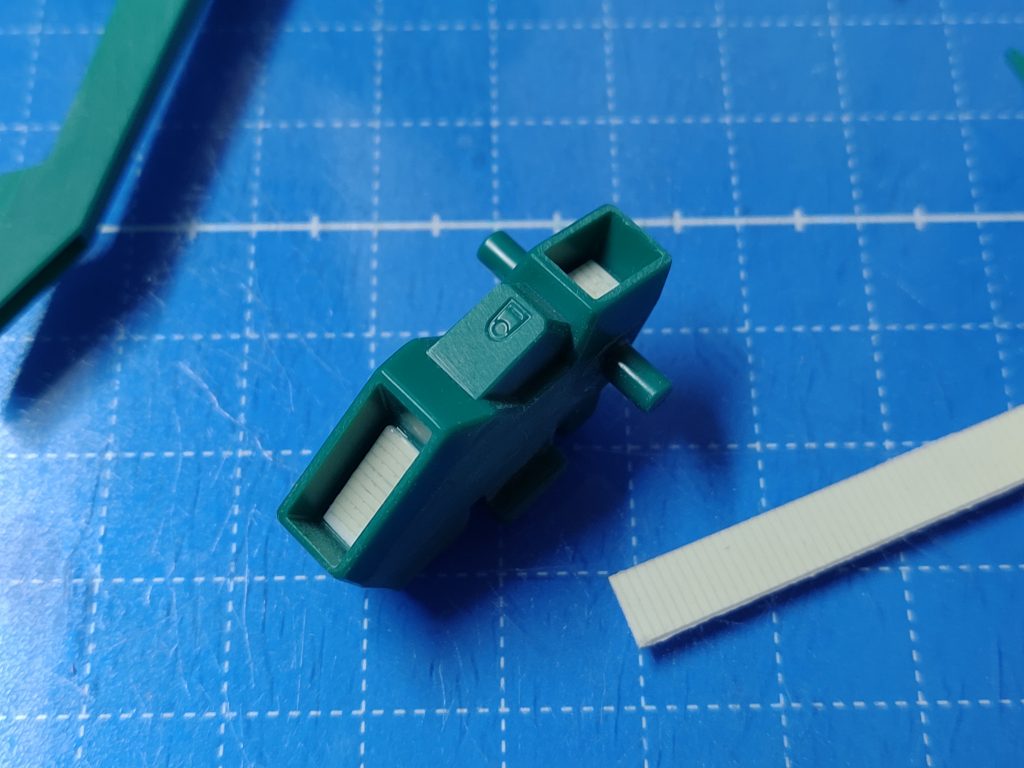 スラスターノズル底にモールド入りプラ板貼り付け。