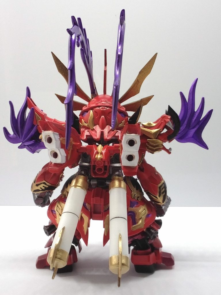 後姿。サイドスカートの塗り分けムズイ。プロペラントタンクも8mmパイプで作り直して大型化しました。頭飾りも可動化させていますが、保持力が・・・