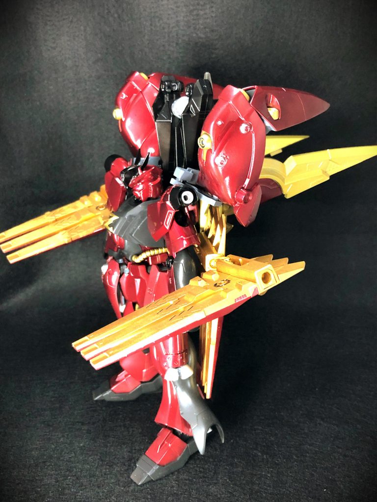 高速移動モード 肩の装甲は可動式で、メインスラスターになります。