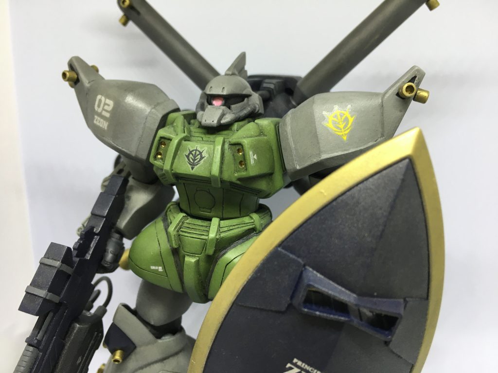 バストショット。モノアイはMSG丸バーニアにHアイズを埋め込み接着。バックパック上下にある動力パイプはスプリングを切って差し込みました。マリーネのトサカは長いので、通常のゲルググサイズほどにカットしてあります。