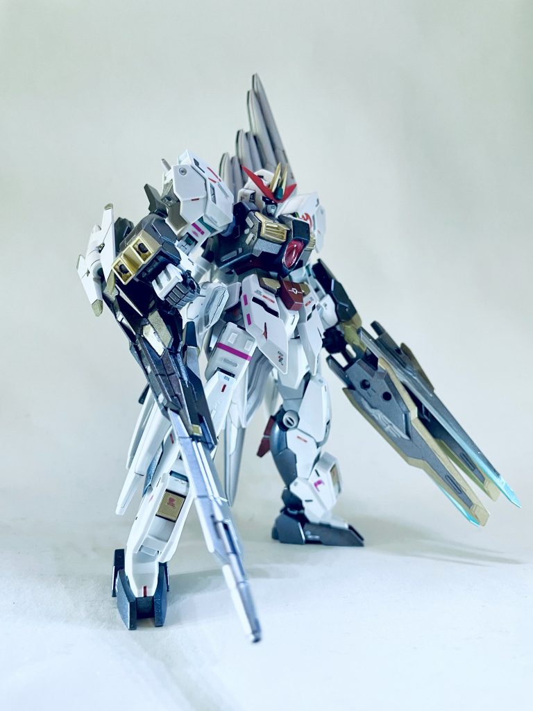 武器などもそうですが、ゴールドか映えるように配色したりアンテナを赤にしたりなど、νガンダムに近いけど違うという感じを意識して作りました。