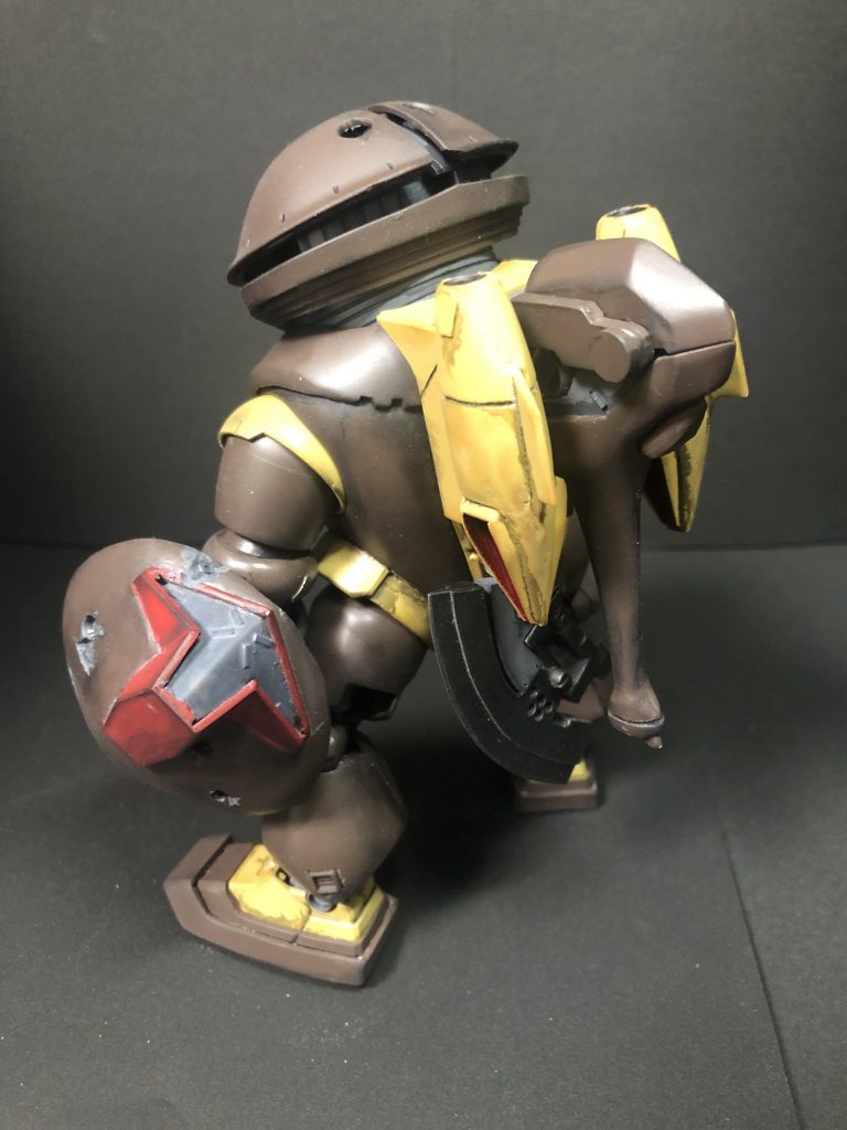 背面には畳まれた潜望鏡パックとヒートアックスを装着できるようにしてあります。この角度だとシールドがゴッグの頭なのがよくわかりますね。