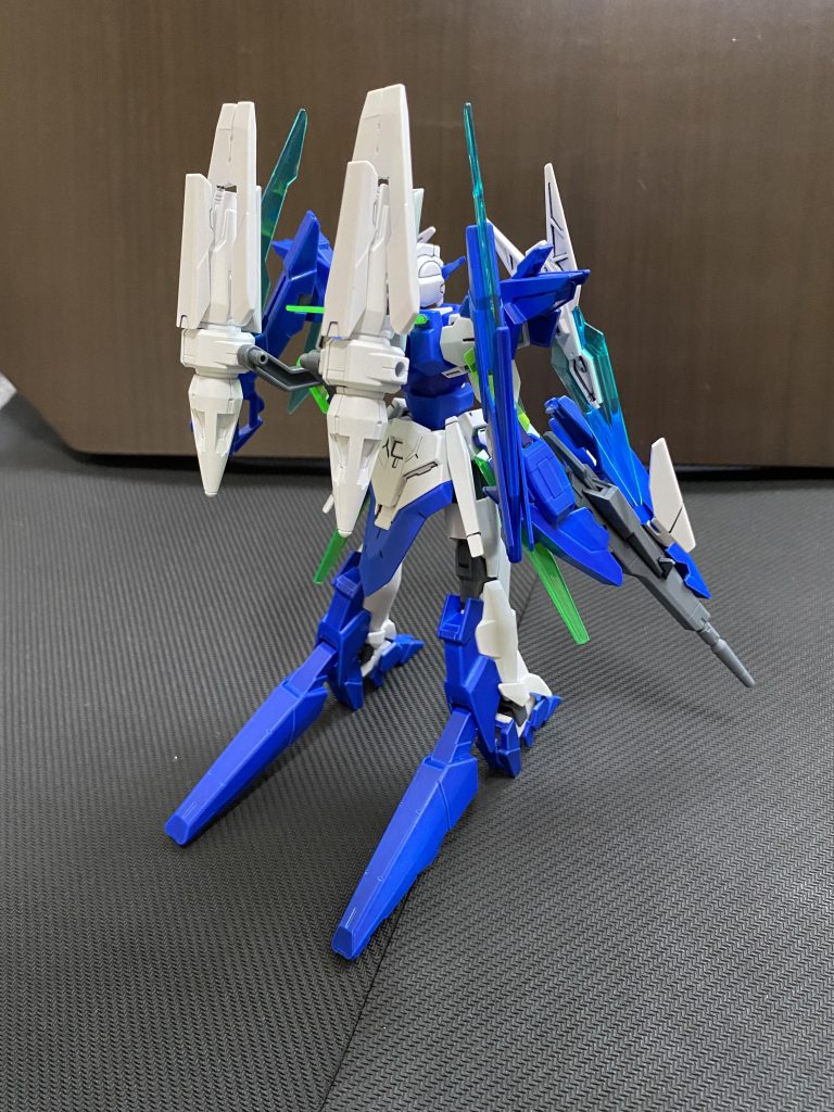 背面から。当時だとAGEシステム自体がマーズレイの治療研究のため切り離されているのではというイメージから、新規武装はこれまでのアスノ家ガンダムの武装を連邦及びヴェイガンの既存技術をもってアップデートしたという脳内設定です。極力原作の世界観に合わせたかったためミキシング元はAGE-2マグナムSV ver.のみ、青年期のキオが搭乗するという設定からカラーリングも元のFXから大幅には変更せずより落ち着いたものに。見えづらいですがXラウンダーへの追従性の説得力として、G3ガンダムのマグネットコーティングを意識して関節部のみ光沢トップコートを吹いてみました。