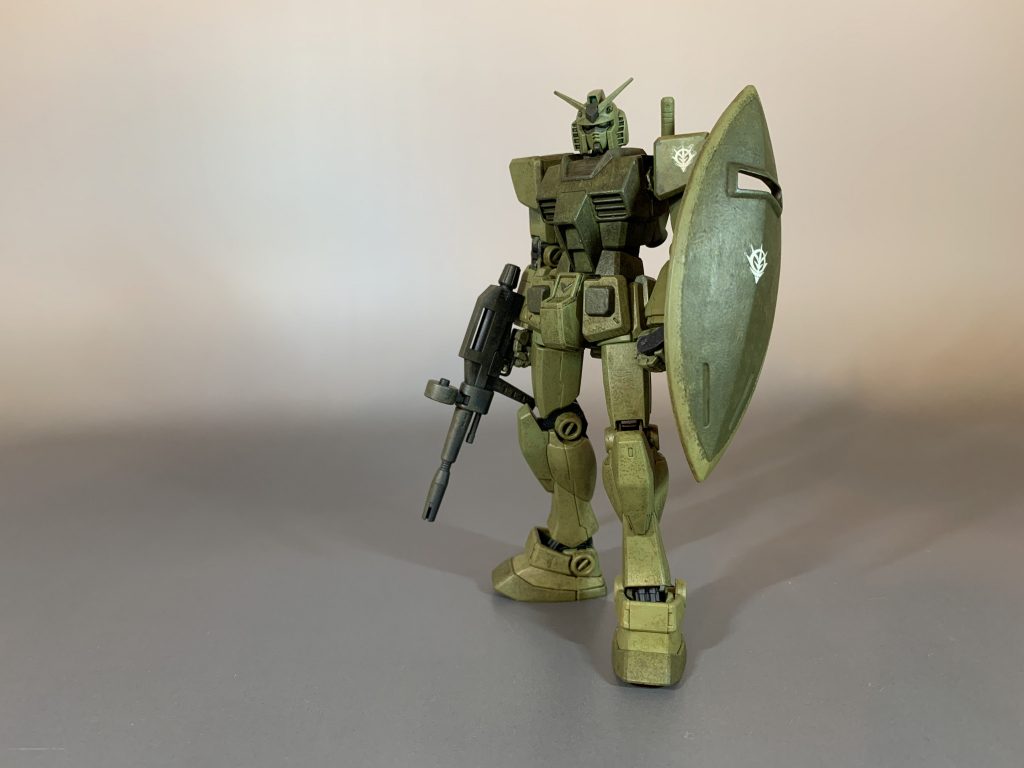 ジオン軍カラーのグリーンとゲルググのシールドを持ち、ジオンマークの付いたガンダムはとにかく新鮮です。