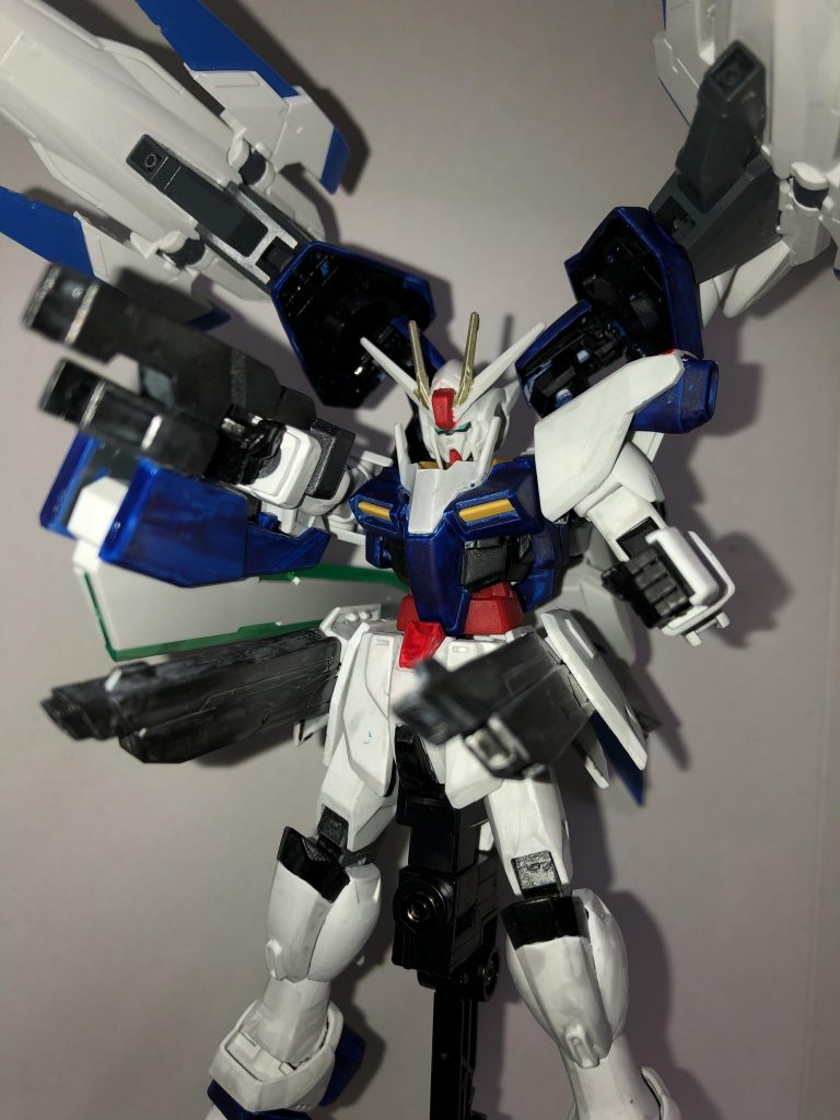 最後にフルバースト!フリーダムのバックパックがないので「ハイマットフルバースト」とは少し違うのかもしれません。フルバーストも使えてライザーソードも使えると考えていますので、火力こそパワー!って感じの機体になってしまっていますね。今回の1番気に入った点はやはり顔です。ダブルオーの顔にフリーダムのアンテナを付けたら想像以上にイケメンになってしまった……。