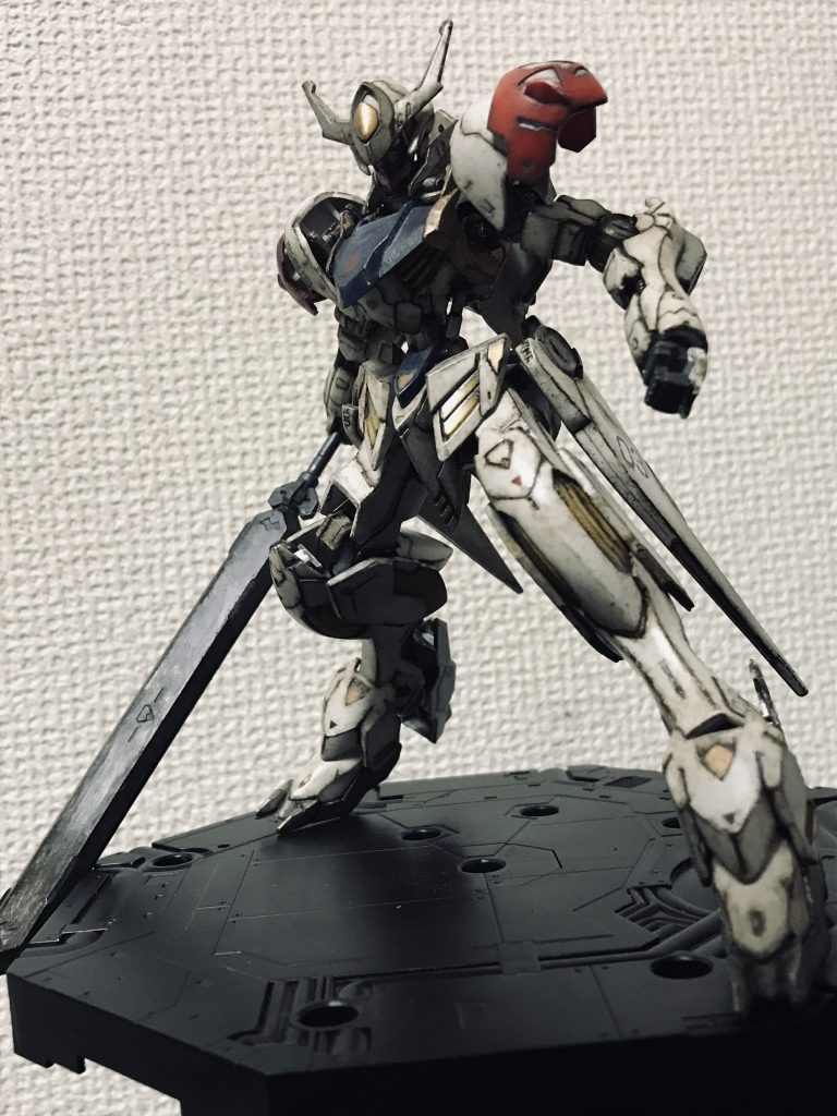ソードメイス構えソードメイスのように巨大な剣はいくつになっても心昂ります♪ルプスの悪人面によく似合う武器です!