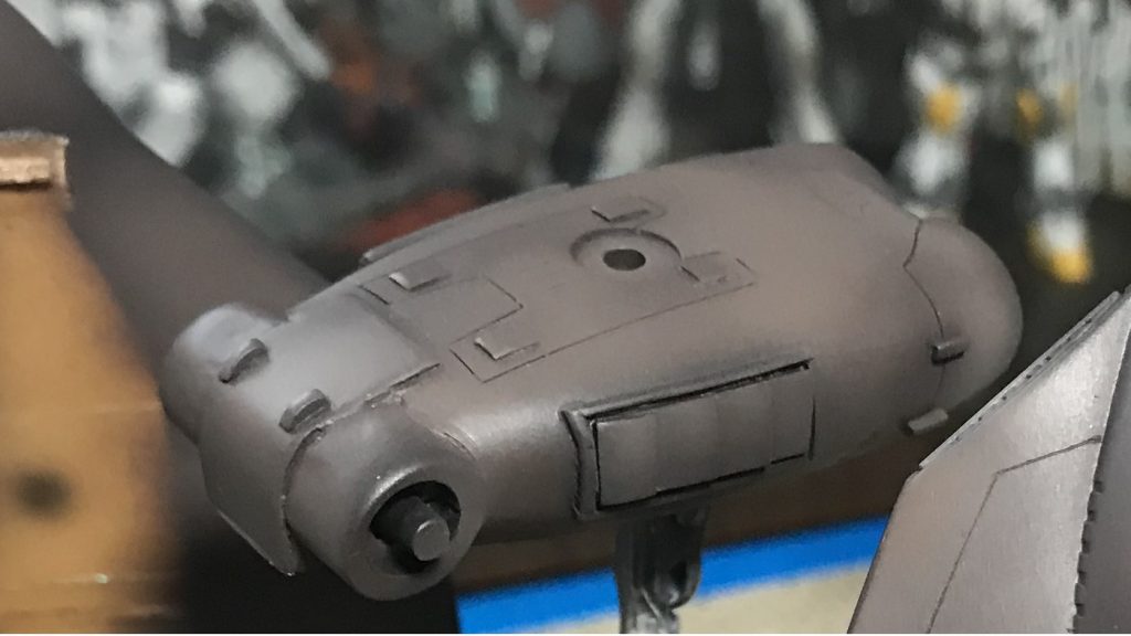 腹部の方はバーニアを少し突き出すためにプラ板で7mm延長サイドは合わせ目消しでモールドが消えてしまったのでダクト風に立体化。腕部のつけ根の中心部はパテで溶かしてしまったのでプラ板を貼ってリカバリしました。