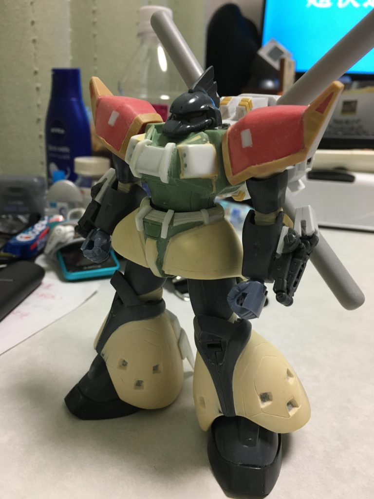 塗装する前のミキシング原型。肩のパーツを形状の違いからゲルググイェーガーの肩に変更。サブアームはGP03ステイメンのアームを加工して、3mm軸でハメ込み、360°回転可能にしてます。