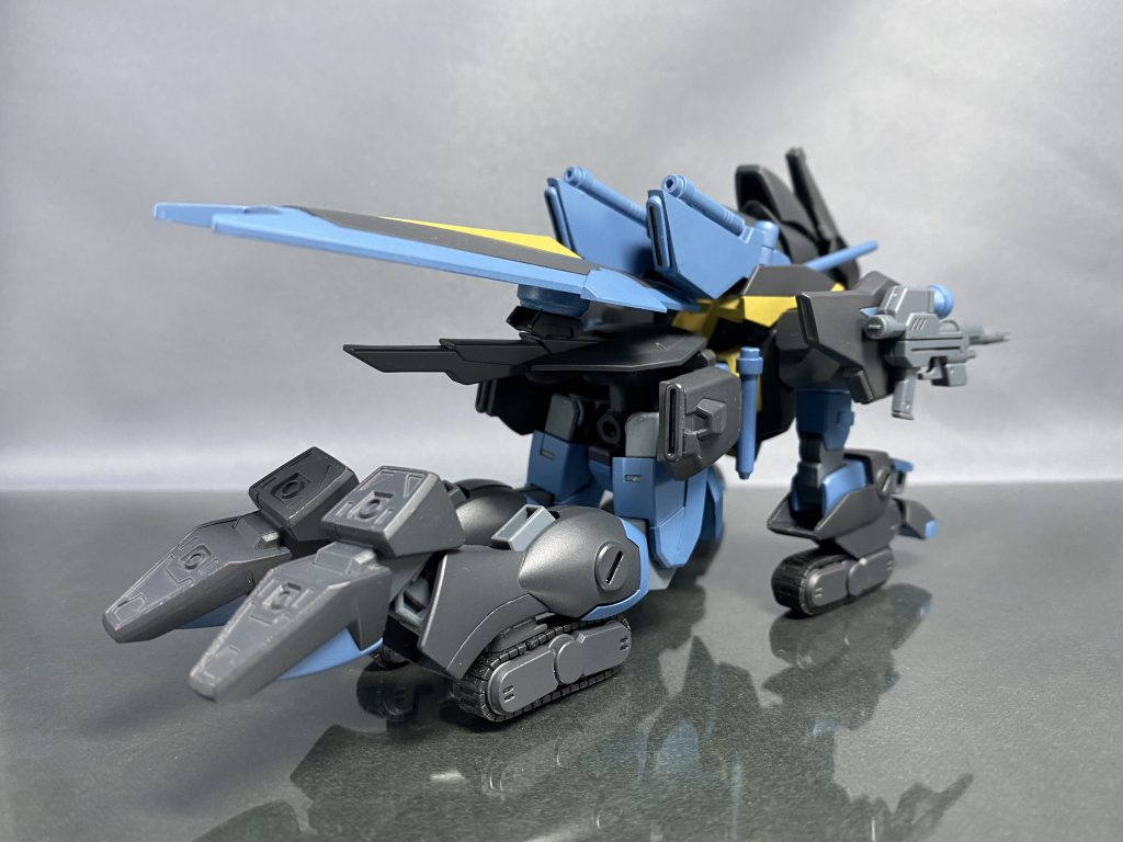 タンクモードもともとワイルドダガーはバクゥタイプなどのザフト製四足歩行タイプへの対抗策として建造された物だが、平地などの機動性においては敵のオリジナルに一日の長があった。そこで、降着姿勢に近い形で変形させ、外部ユニット化した履帯を使用する事によりオリジナルを圧倒する事を目標とした。