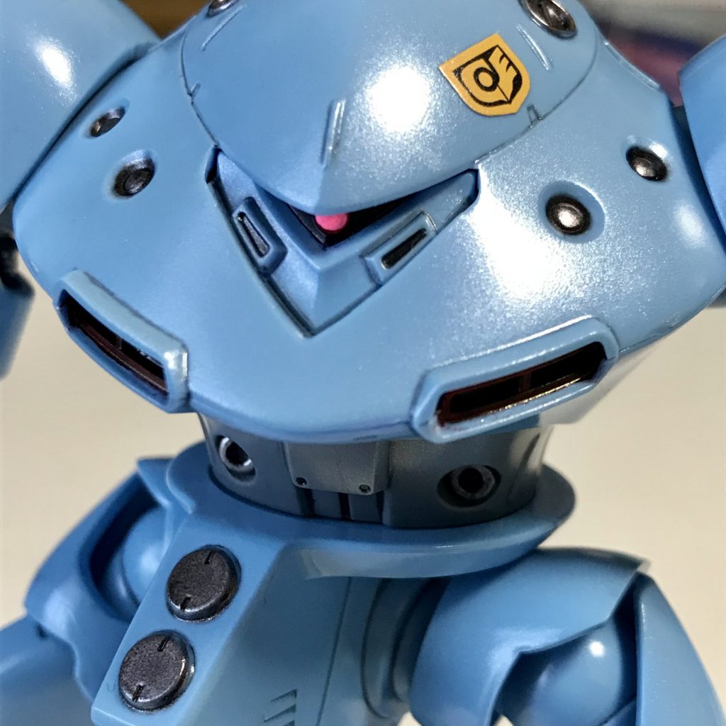 モノアイはもともと蛍光ですが、奥まっていて見えにくいので、蛍光ピンクで塗りました。ちなみに、いかにもLEDを仕込んでくれと言わんばかりの部品構成でした（仕込んでません）。