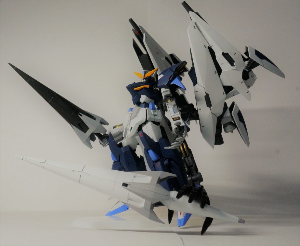 ハイパーデストランスも2機分装備可能。運搬方法は・・・手掴みで持っていけばよかろうMSには手があるんだ　何のために付いていると思っていた？と、いうことで某隊長の提案を採用？