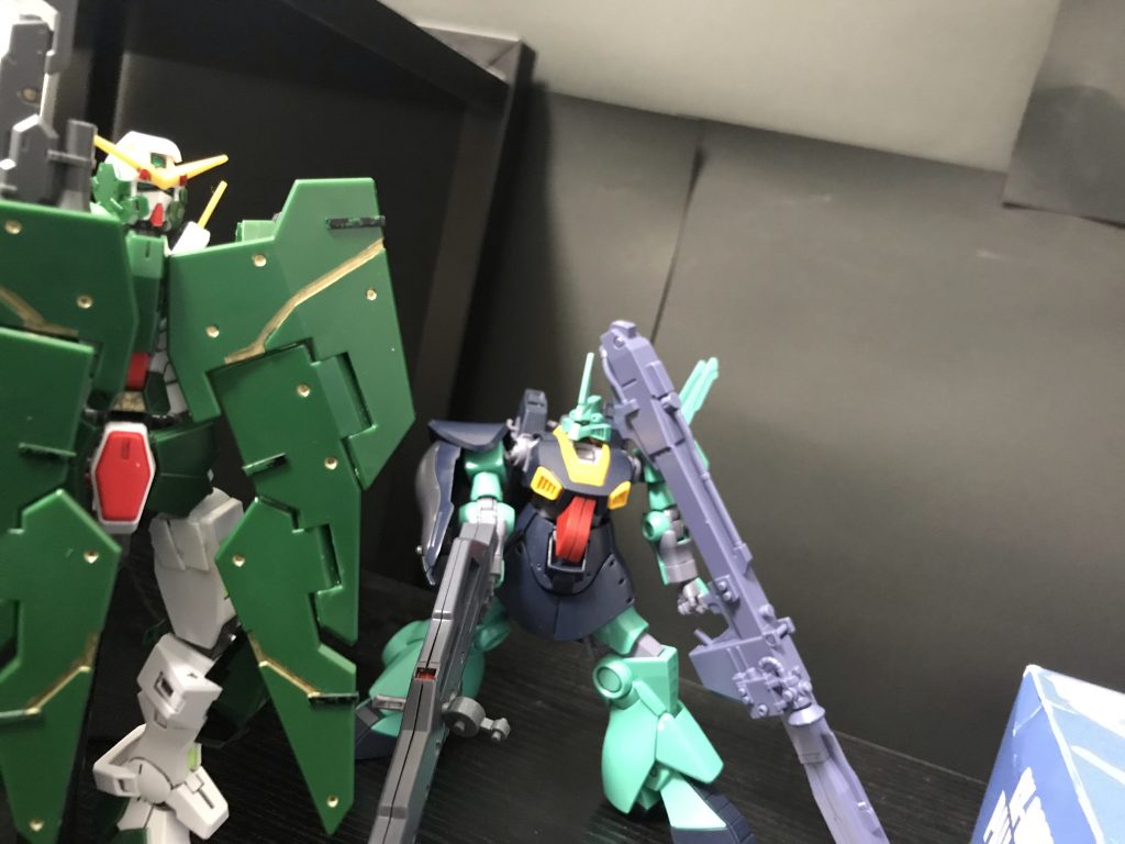 デュナメス「アレは…」ディジェ「中は思ったより綺麗だな、」デュナメス「もう帰ろうぜ…」ディジェ&デュナメス「ストカスは?」ディジェ「あ!」……