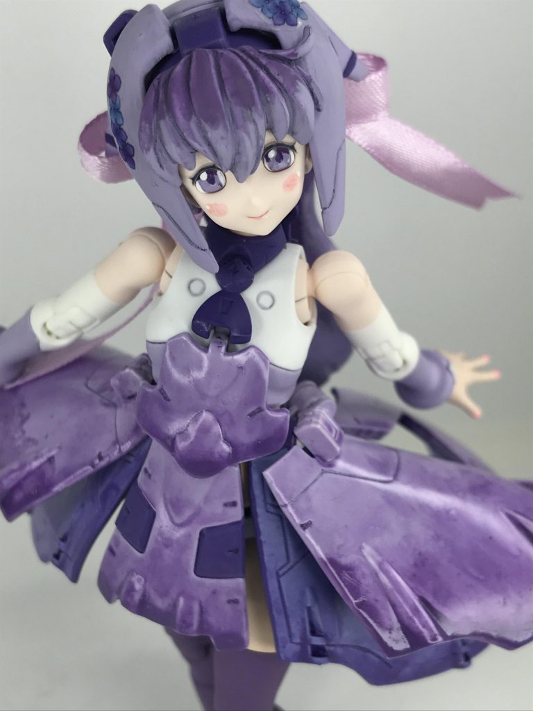 スカートの表地を2色の紫でボカシ表現、裏地と合わせて折り重なる色とりどりの紫の花々を表現しようとしました。が、イメージだけが先行して結果はいまいちでした。でも、それでも、サラはかわいい!