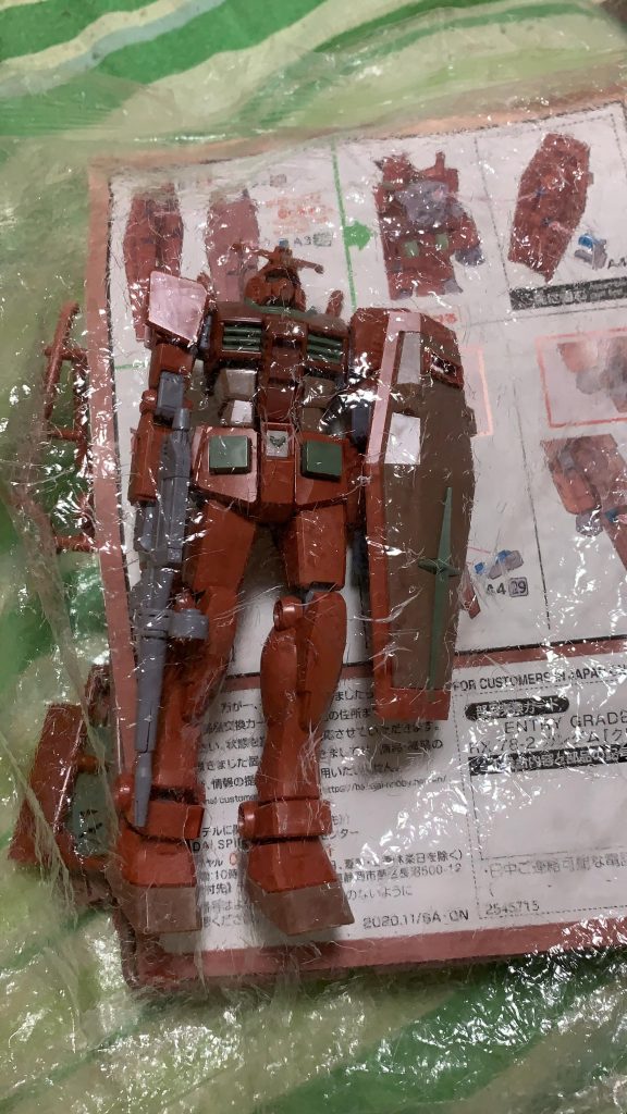 ランナー邪魔で袋の中で折って説明書を仕切りにしてガンダムと分けました