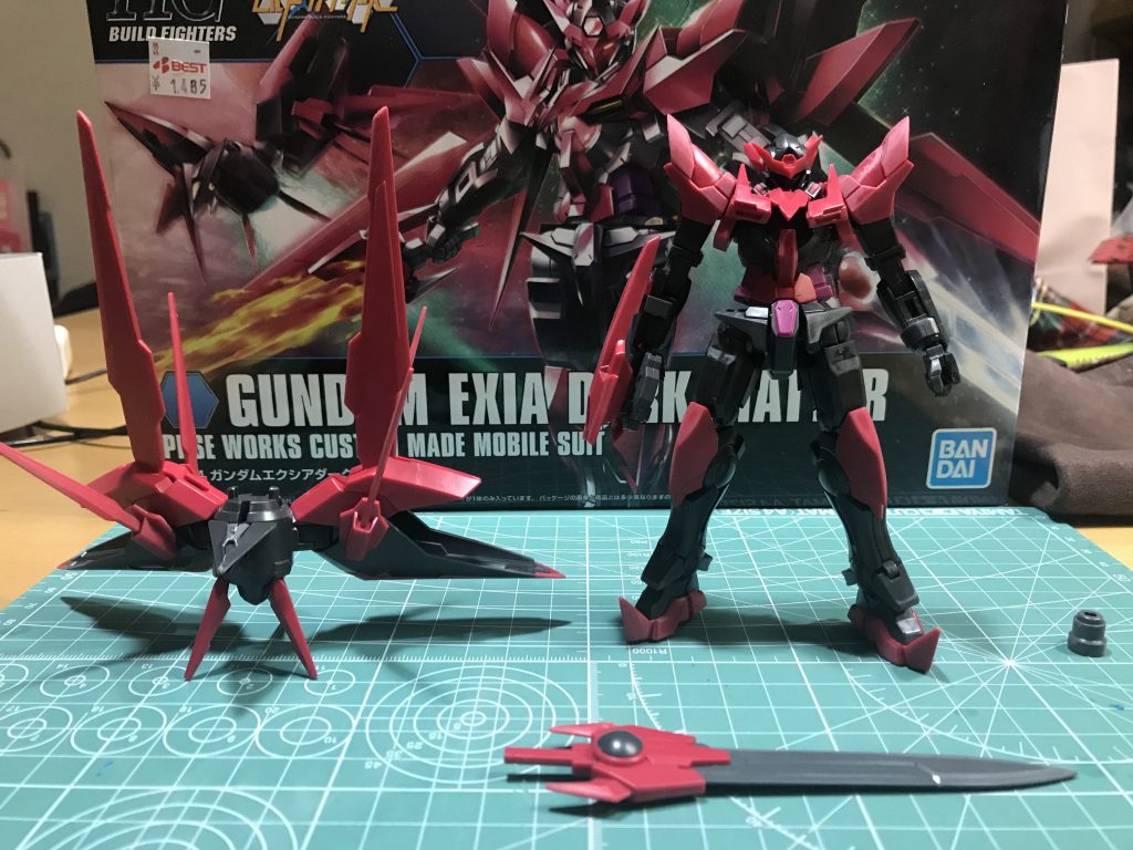 顔の方は、エクシアダークマターではなく、アメイジングエクシアの方を使うことにしました。あくまで闇堕ちではなく、ライバルとしてメイジンに闘って欲しかったので。やすりがけで結構、尖らせることを意識して塗装前の作業は行いました。