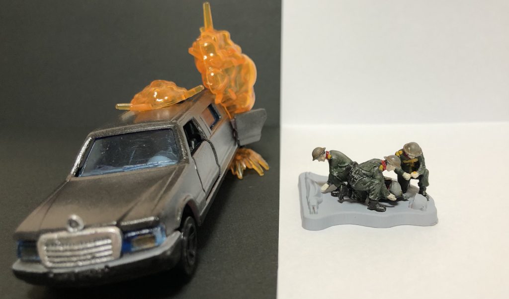『ガンダムTHE ORIGIN』より、サスロ・ザビ暗殺のワンショットです!ミニカーはマジョレットのリムジンベンツを塗装して作製。爆炎はカスタマイズエフェクトを使用。サスロ(?)を手当するジオン兵は、ズベズダの衛生兵フィギュアを筆塗りして作りました❗️ミニカーから先に手をつけたので、最後の写真みたく、合うフィギュアサイズが1/72になってしまって小ささに往生しました。😅フィギュアの塗装はYouTubeで拝見した「山口塗り」を試しました。塗りが甘いのは私の腕前が拙いせいですが、襟に赤味を入れて、胸に意匠(っぽいもの)を描いたらイメージがガラッと変わって嬉しかったです。😆