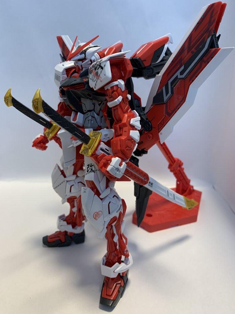 実は素組み自体は1年前にしてあってその時は塗装とか考えてなかったからデカールも貼ってるその後なんだかんだ塗装するようになった。でもアストレイは好きな機体だしある程度慣れてから塗っていこうと思ってたので1年越し?の悲願でした\( ´ω`)/